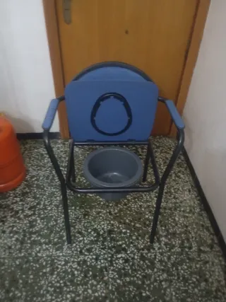 Silla WC azul y negra