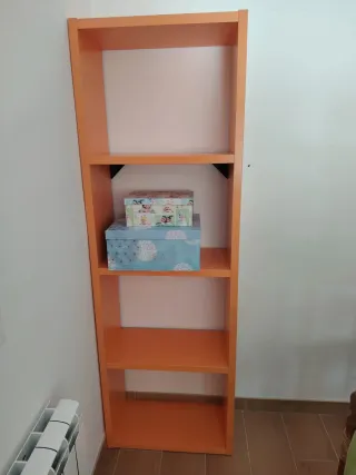 Estantería naranja de madera