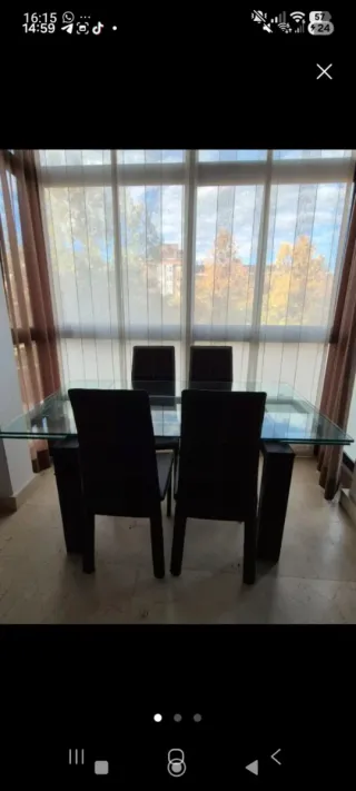 Mesa comedor cristal y 4 sillas negras