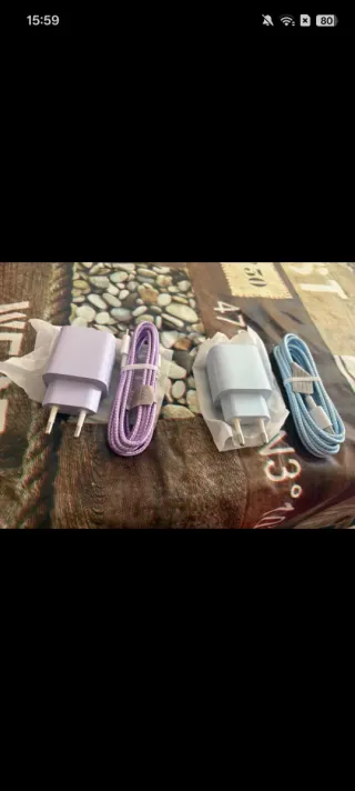 Cargador Apple iPhone Morado y Azul tipo C.