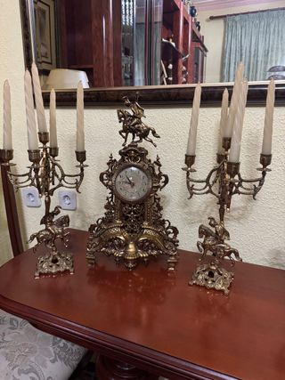 Conjunto Bronce: Reloj y Candelabros