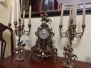 Conjunto Bronce: Reloj y Candelabros