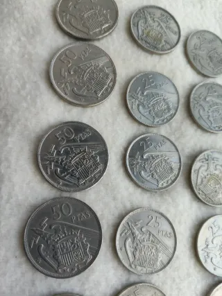 6 monedas 50 pts y 12 de 25 pts Franco