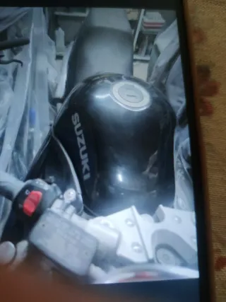 Moto Suzuki Negra 2010, 7.5, y 18.000 km