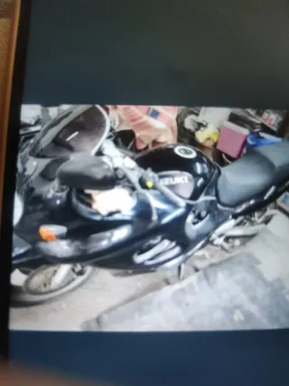 Moto Suzuki Negra 2010, 7.5, y 18.000 km