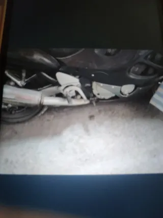 Moto Suzuki Negra 2010, 7.5, y 18.000 km