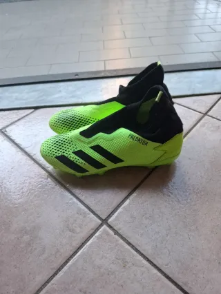 Scarpe da calcio Adidas verdi e nere