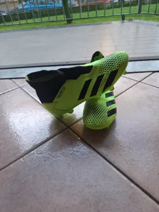 Scarpe da calcio Adidas verdi e nere