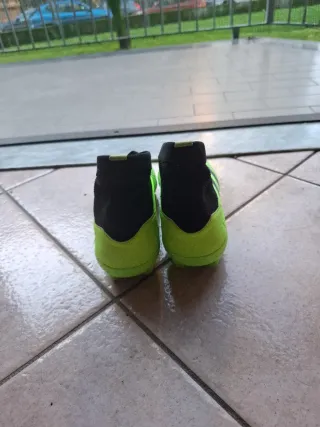 Scarpe da calcio Adidas verdi e nere