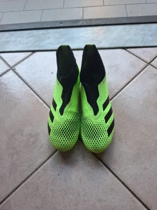 Scarpe da calcio Adidas verdi e nere