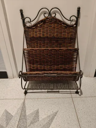 Revistero de mimbre y forja
