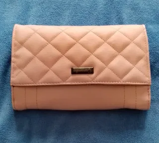 Bolso de fiesta rosa con lazo negro
