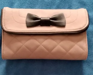 Bolso de fiesta rosa con lazo negro