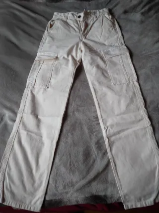 Pantalones Stradivarius multibolsillos beige