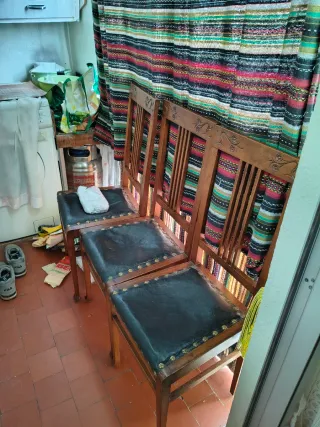 Sillas de madera y cuero