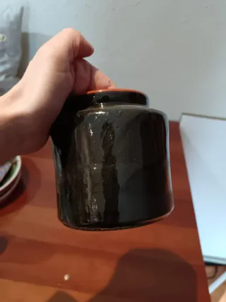 Jarrón de cerámica negro texturizado