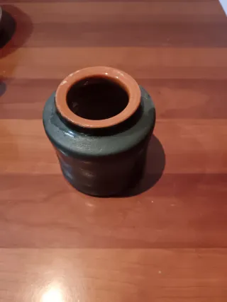 Jarrón de cerámica negro texturizado