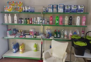 Estanterías metálicas verdes y blancas