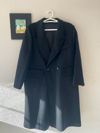 Abrigo de lana negro oversize.