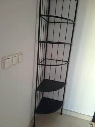 Scaffalatura angolare in ferro battuto