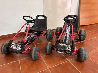 Mini kart de juguete a pedales