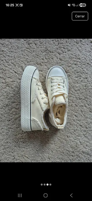 Zapatillas deportivas beige y blancas. Nuevas.