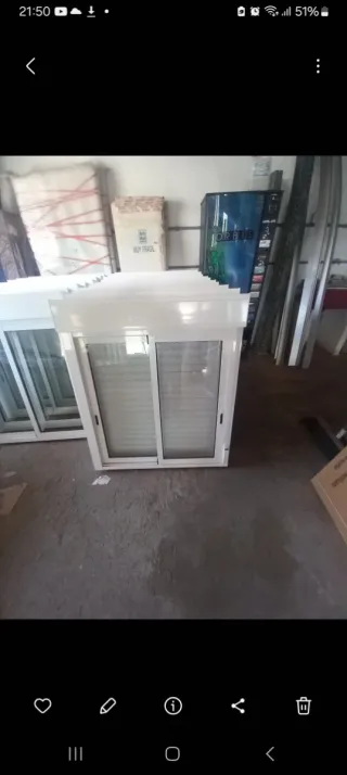 Ventana corredera blanca con persiana