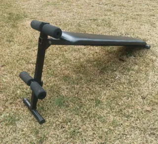 Banco de abdominales ajustable