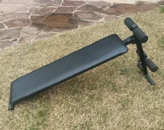 Banco de abdominales ajustable