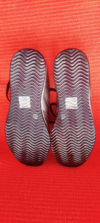 Zapatillas juveniles mujer negras y plateadas.