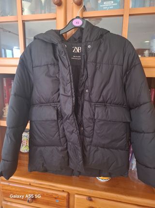 Chaqueta negra acolchada con capucha