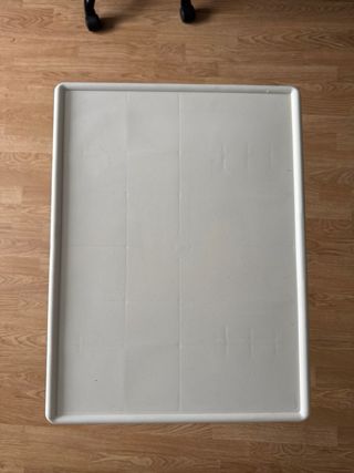 Mesa auxiliar plegable regulable