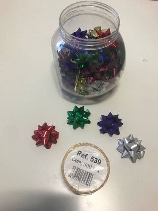 Lazos de regalo y rollo de cinta