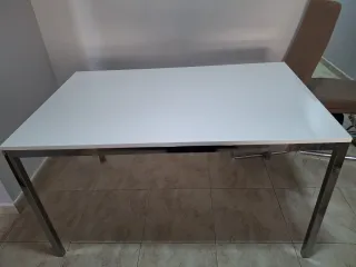 Mesa de comedor moderna blanca y plateada