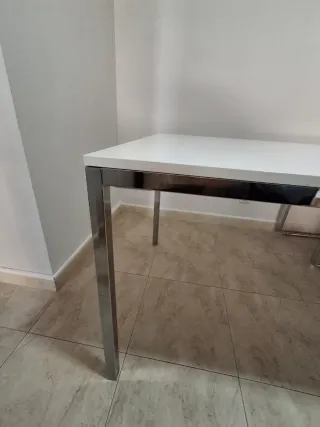 Mesa de comedor moderna blanca y plateada