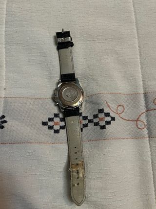 Reloj de pulsera plateado y negro