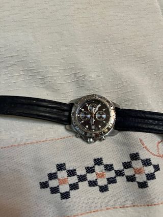 Reloj de pulsera plateado y negro