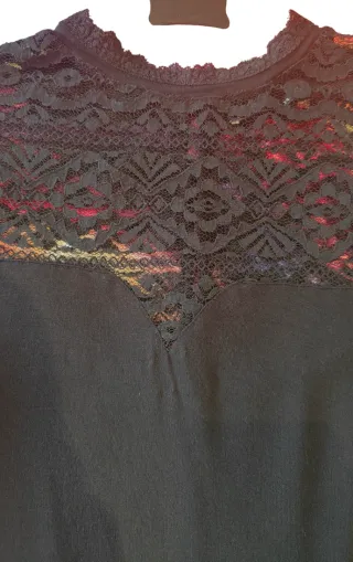 Camiseta negra con encaje