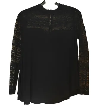 Camiseta negra con encaje