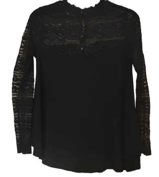 Camiseta negra con encaje