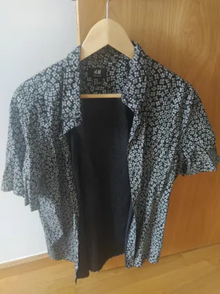 Camisa H&M flores manga corta Talla M