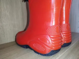Stivali di gomma, rossi, numero 25. Impermeabili