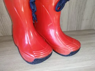 Stivali di gomma, rossi, numero 25. Impermeabili