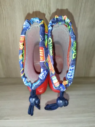 Stivali di gomma, rossi, numero 25. Impermeabili