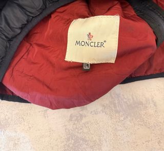 Chaleco Moncler Plumas Negro y Rojo