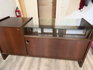 Mostrador de madera con cajón y cristal