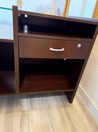 Mostrador de madera con cajón y cristal