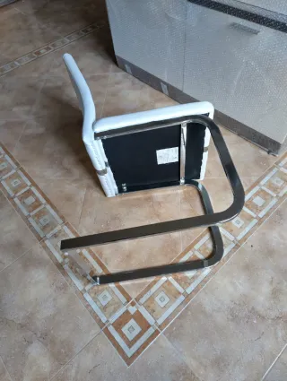 Sillas de comedor blancas y cromadas