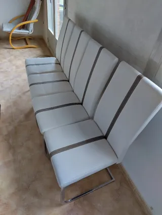 Sillas de comedor blancas y cromadas