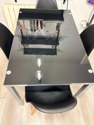 Mesa cocina cristal negro con base metalica gris.